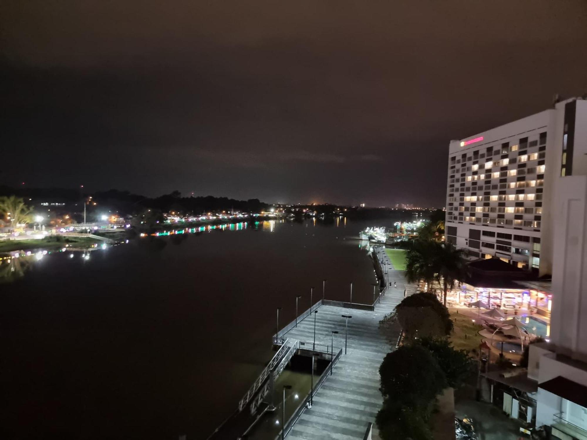 Cozzzy Hut Riverbank Suites Kuching With Spectacular River View Luaran gambar