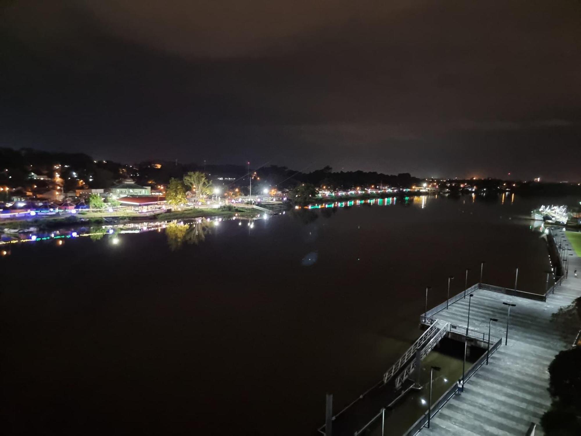Cozzzy Hut Riverbank Suites Kuching With Spectacular River View Luaran gambar
