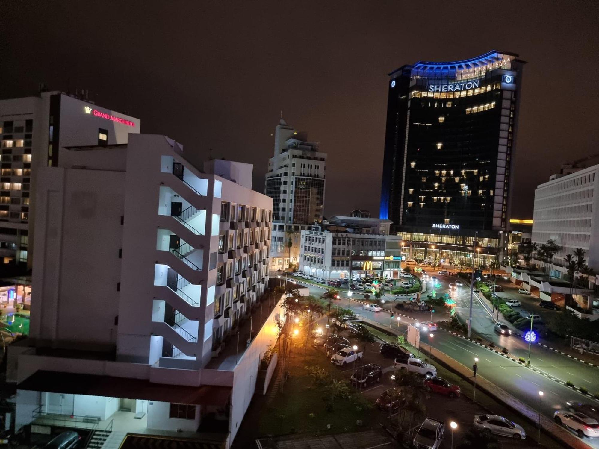 Cozzzy Hut Riverbank Suites Kuching With Spectacular River View Luaran gambar