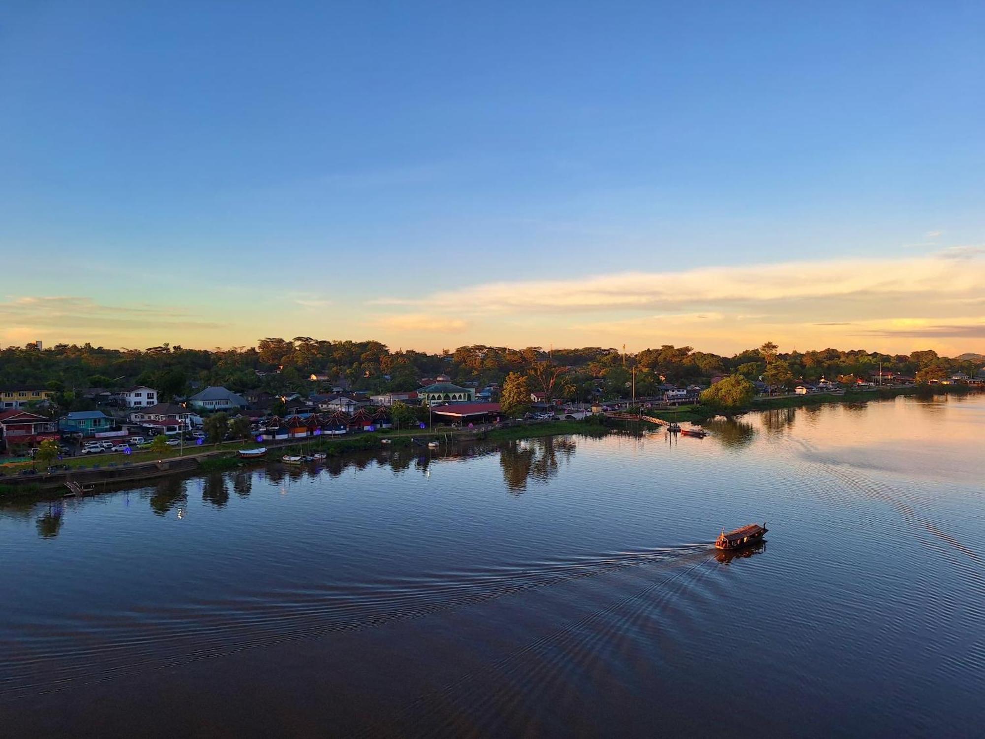 Cozzzy Hut Riverbank Suites Kuching With Spectacular River View Luaran gambar