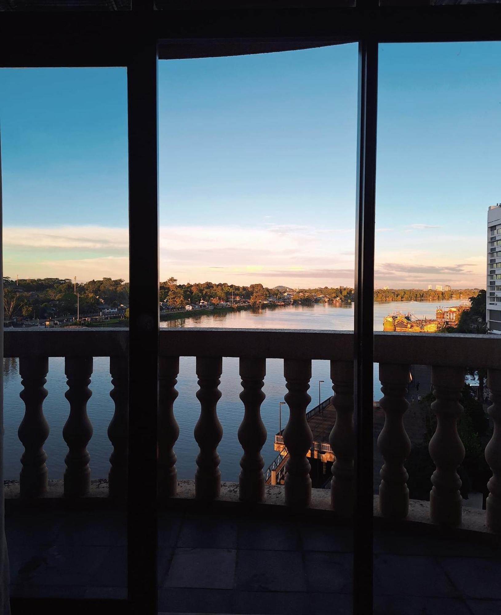 Cozzzy Hut Riverbank Suites Kuching With Spectacular River View Luaran gambar